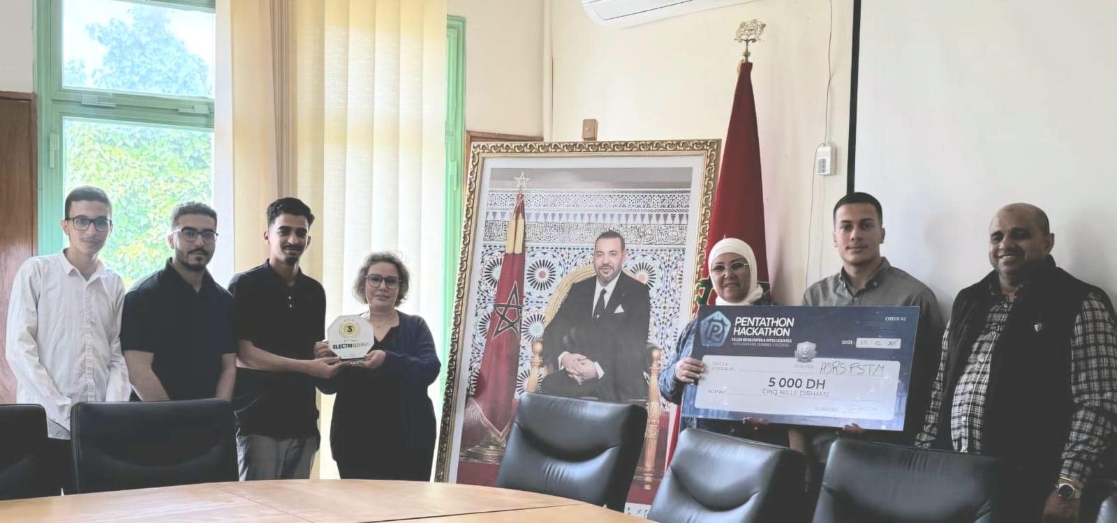 Remise du prix de Madame la Doyenne de la FSTM à Mohammed Hsiny et au Club ROBOTHINGS